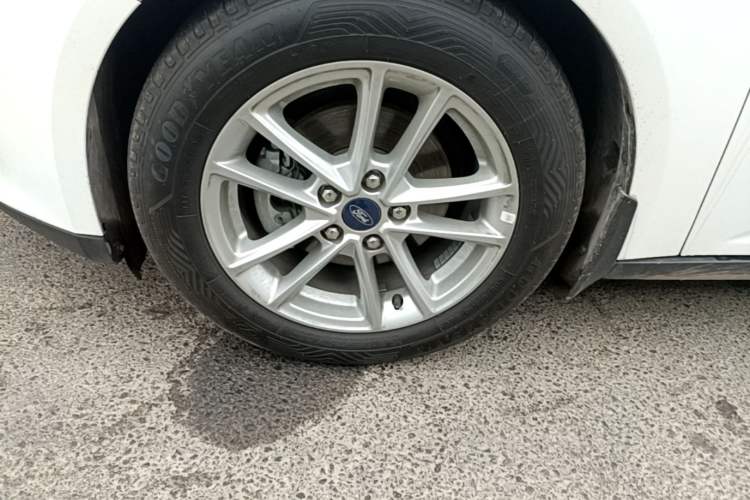 Used Ford Focus 2017 Sedan EcoBoost 180 Automatic Elite Model Left Front Wheel Hub