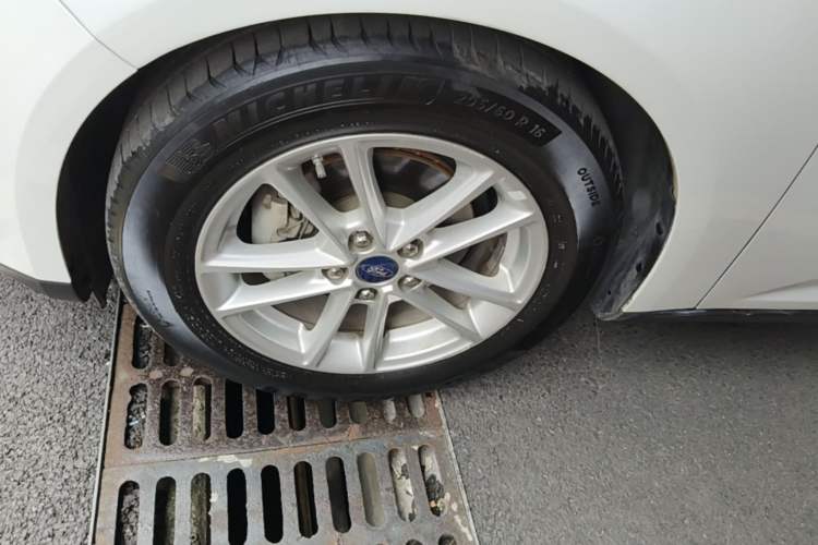Used Ford Focus 2017 Sedan EcoBoost 180 Automatic Elite Model Left Front Wheel Hub