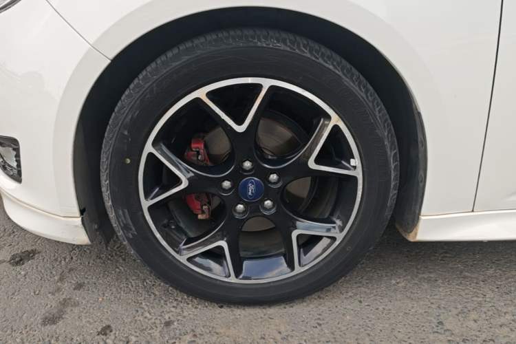 Used Ford Focus 2017 1.5T CTCC White and Black Limited Edition Left Front Wheel Hub