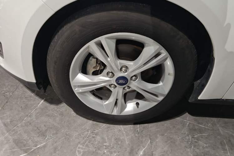 Used Ford Focus 2017 Sedan 1.6L Automatic Comfort Plus SmartDrive Edition Left Front Wheel Hub