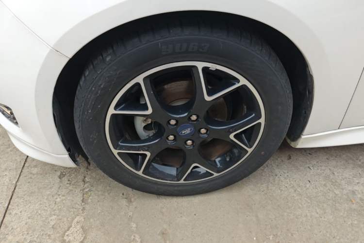 Used Ford Focus 2017 1.5T CTCC White and Black Limited Edition Left Front Wheel Hub