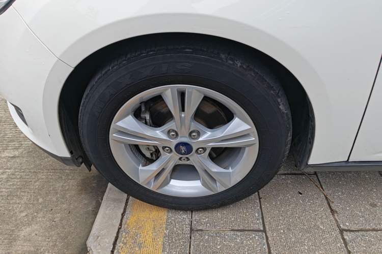 Used Ford Focus 2017 Sedan 1.6L Automatic Comfort Plus SmartDrive Edition Left Front Wheel Hub