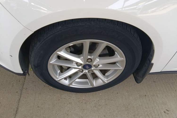 Used Ford Focus 2017 Hatchback EcoBoost 125 Automatic - Ultra-Powerful Style Edition with Smart Drive Features Left Front Wheel Hub