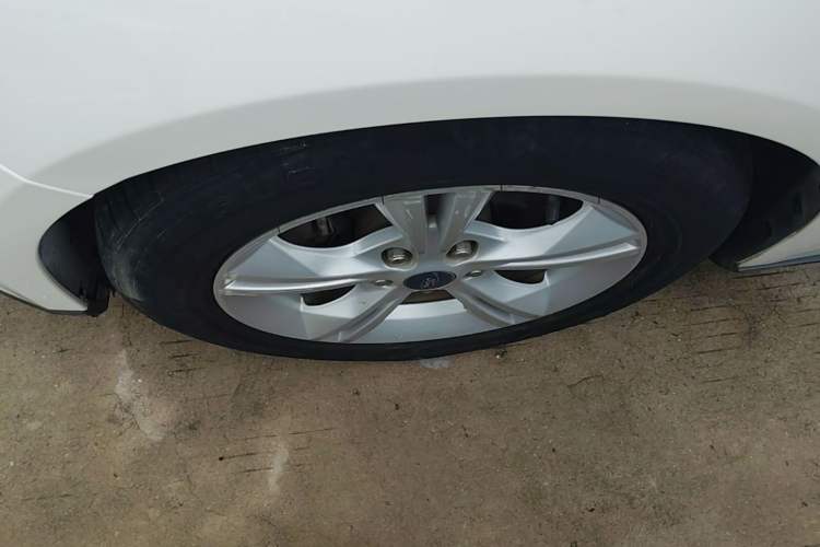 Used Ford Focus 2017 Sedan 1.6L Automatic Comfort Plus SmartDrive Edition Left Front Wheel Hub
