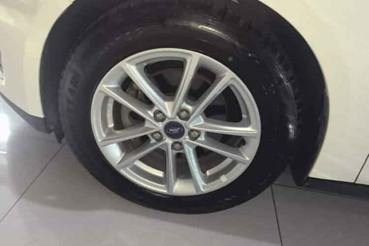 Used Ford Focus 2017 Sedan EcoBoost 180 Automatic Elite Model Left Front Wheel Hub