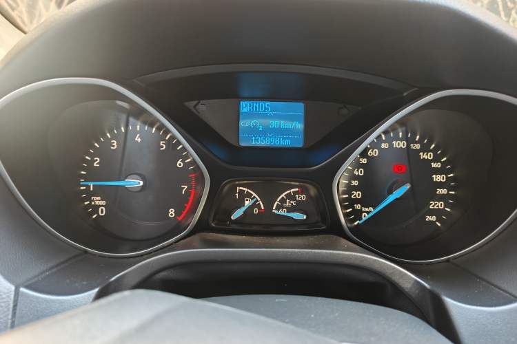 Used Ford Focus 2017 Sedan 1.6L Automatic Fashion Edition Smart Drive Version Odometer Close Up