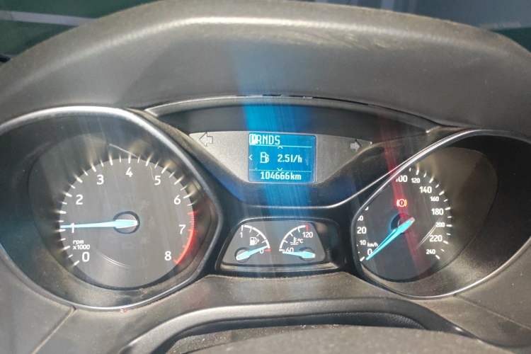 Used Ford Focus 2017 Sedan EcoBoost 125 Automatic Supreme Style SmartDrive Edition Odometer Close Up