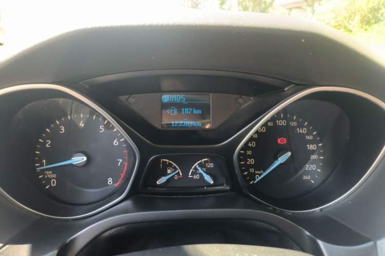 Used Ford Focus 2017 Sedan 1.6L Automatic Fashion Edition Smart Drive Version Odometer Close Up