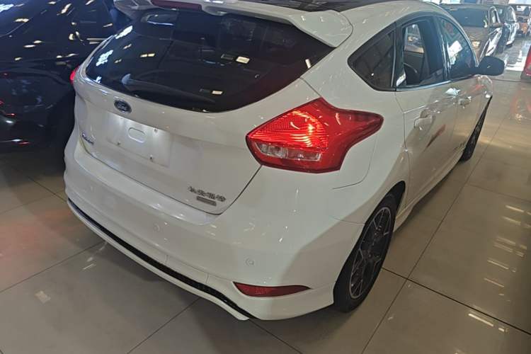 Used Ford Focus 2017 1.5T CTCC White and Black Limited Edition Rear Right 45 Deg
