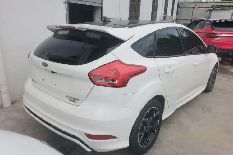 Used Ford Focus 2017 1.5T CTCC White and Black Limited Edition Rear Right 45 Deg