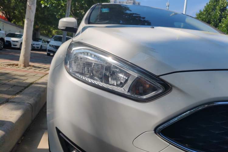 Used Ford Focus 2017 Hatchback 1.6L Automatic Comfort Plus SmartDrive Edition Right Front Headlight
