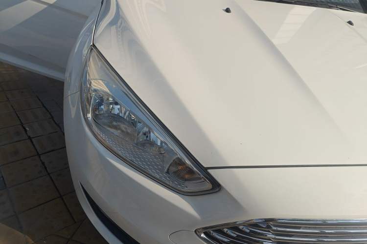 Used Ford Focus 2017 Sedan 1.6L Manual Comfort Plus SmartDrive Edition Right Front Headlight
