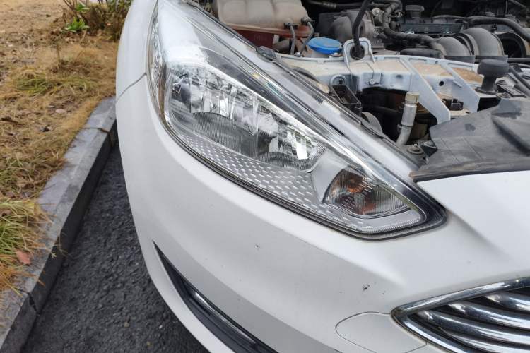 Used Ford Focus 2017 Sedan 1.6L Automatic Comfort Plus SmartDrive Edition Right Front Headlight