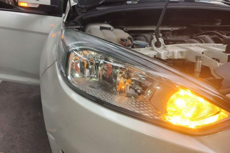 Used Ford Focus 2017 Sedan 1.6L Manual Fashion Edition Smart Drive Version Right Front Headlight