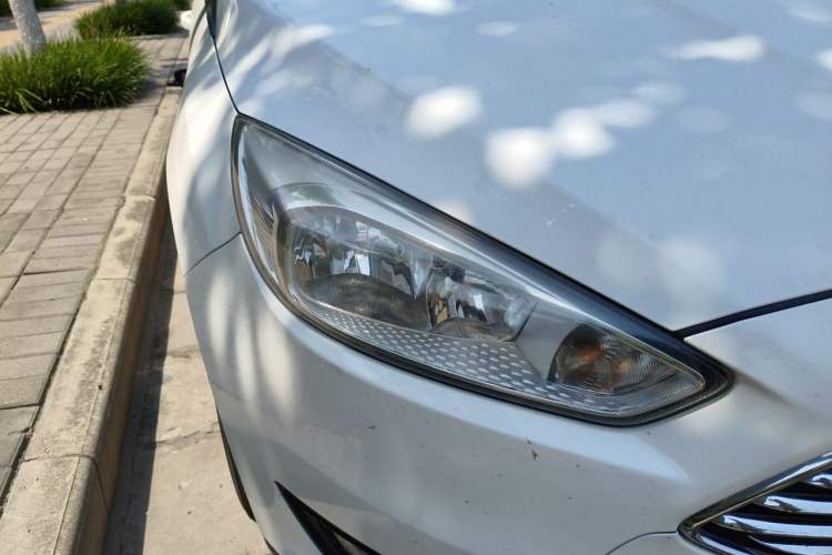 Used Ford Focus 2017 Sedan 1.6L Automatic Fashion Edition Smart Drive Version Right Front Headlight