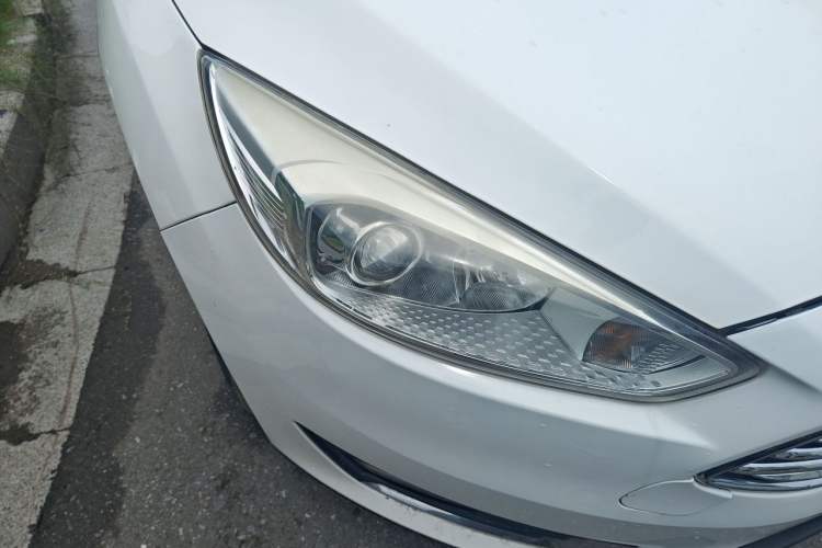 Used Ford Focus 2017 Sedan EcoBoost 125 Manual – Ultra-Style Edition with SmartDrive Features Right Front Headlight