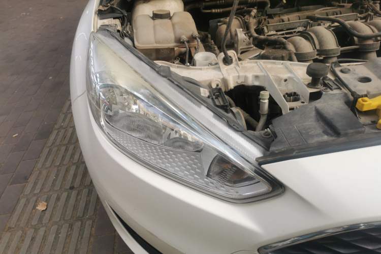 Used Ford Focus 2017 Hatchback 1.6L Automatic Comfort Plus SmartDrive Edition Right Front Headlight