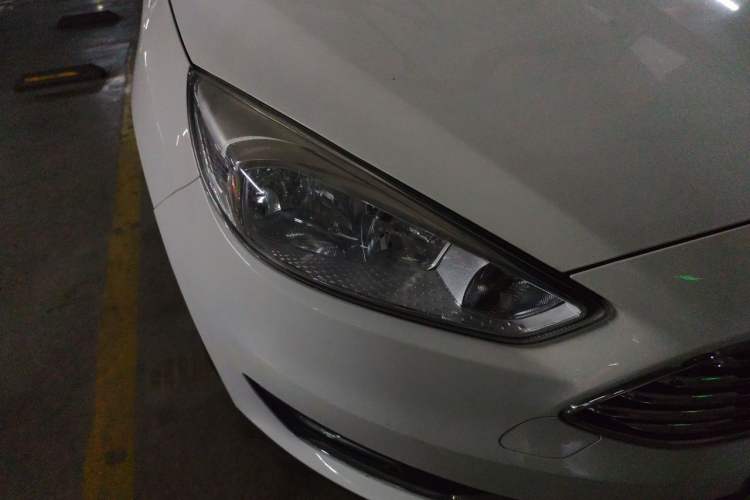 Used Ford Focus 2017 Sedan EcoBoost 125 Automatic Supreme Style SmartDrive Edition Right Front Headlight