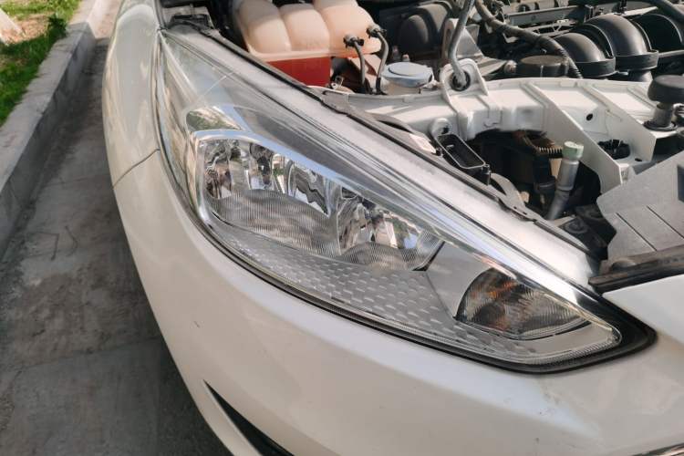 Used Ford Focus 2017 Hatchback 1.6L Automatic Comfort Plus SmartDrive Edition Right Front Headlight