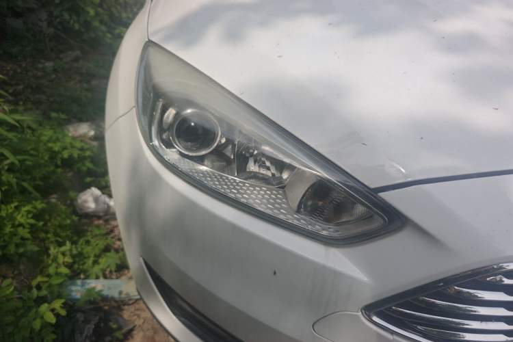 Used Ford Focus 2017 Sedan EcoBoost 125 Manual – Ultra-Style Edition with SmartDrive Features Right Front Headlight