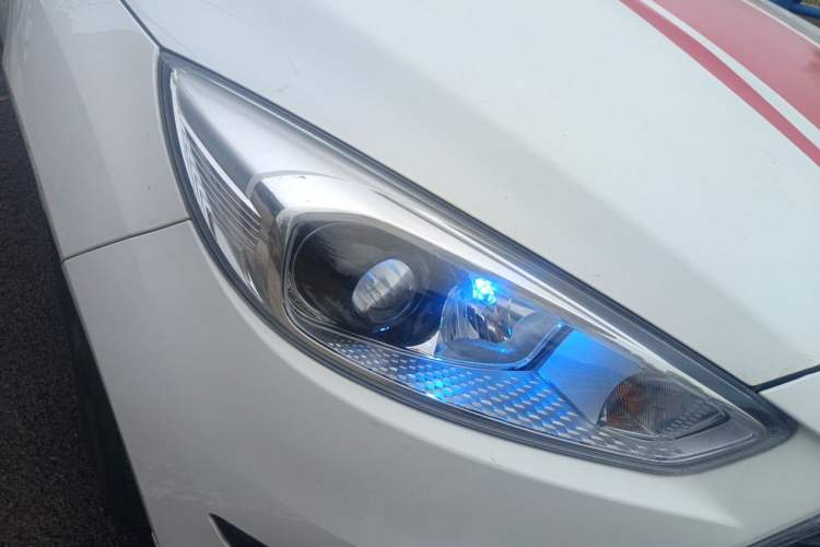 Used Ford Focus 2017 1.5T CTCC White and Black Limited Edition Right Front Headlight