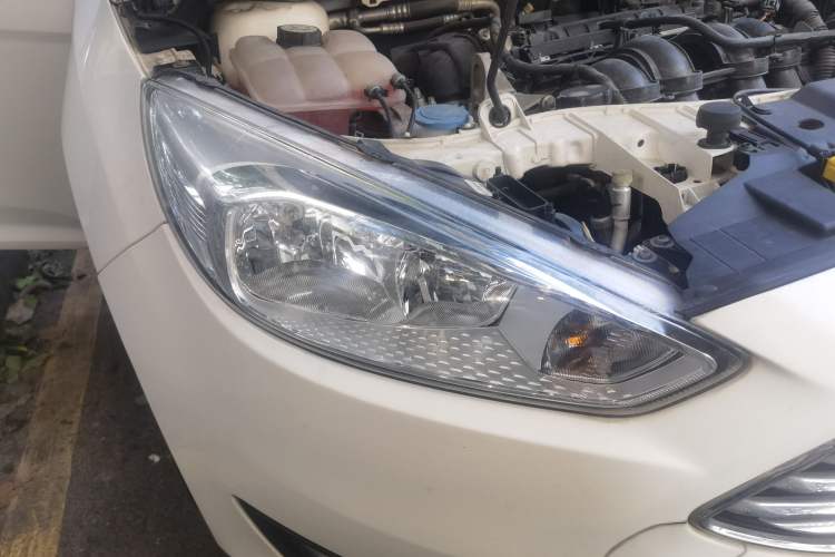 Used Ford Focus 2017 Sedan 1.6L Automatic Comfort Plus SmartDrive Edition Right Front Headlight