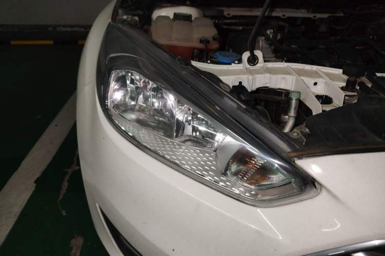 Used Ford Focus 2017 Sedan 1.6L Automatic Comfort Plus SmartDrive Edition Right Front Headlight