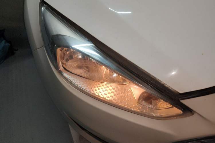 Used Ford Focus 2017 Sedan EcoBoost 180 Automatic Elite Model Right Front Headlight