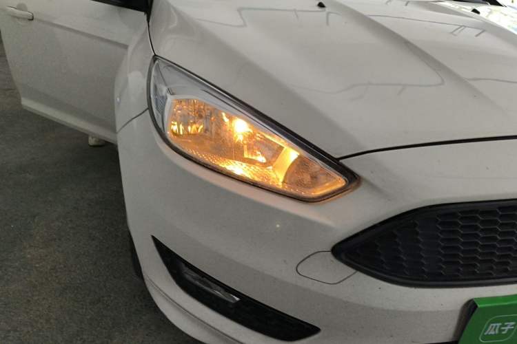 Used Ford Focus 2017 1.5T CTCC White and Black Limited Edition Right Front Headlight