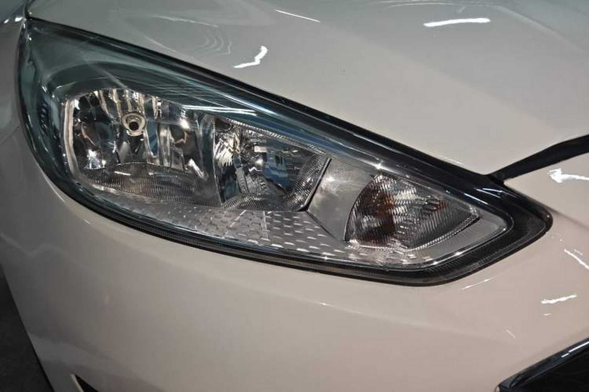 Used Ford Focus 2017 Hatchback 1.6L Automatic Fashion Edition Smart Drive Version Right Front Headlight