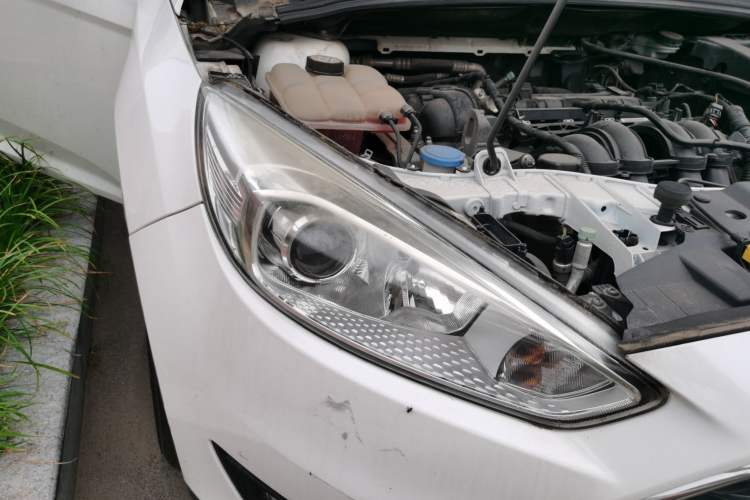 Used Ford Focus 2017 Hatchback 1.6L Manual Comfort Plus SmartDrive Edition Right Front Headlight