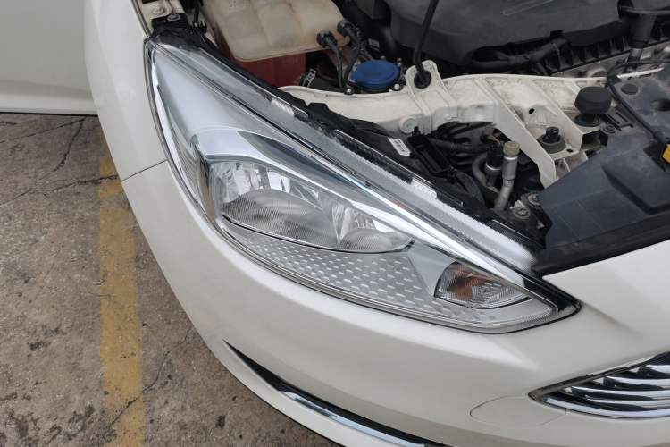 Used Ford Focus 2017 Sedan EcoBoost 180 Automatic Elite Model Right Front Headlight