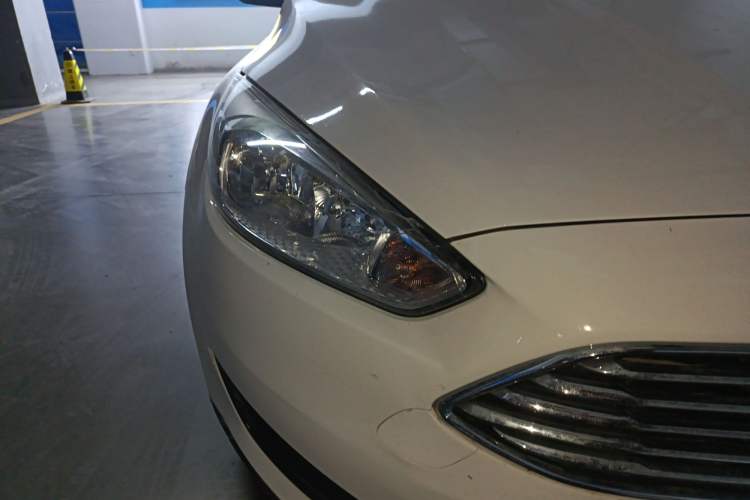 Used Ford Focus 2017 Sedan 1.6L Automatic Comfort Plus SmartDrive Edition Right Front Headlight
