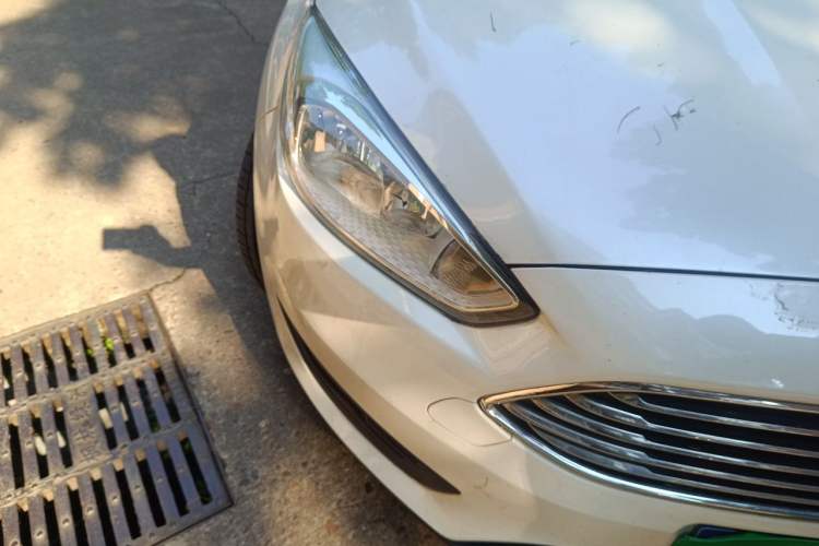 Used Ford Focus 2017 Sedan 1.6L Manual Comfort Plus SmartDrive Edition Right Front Headlight