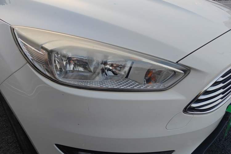 Used Ford Focus 2017 Sedan 1.6L Automatic Fashion Edition Smart Drive Version Right Front Headlight
