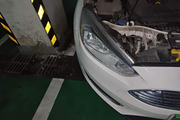 Used Ford Focus 2017 Sedan EcoBoost 180 Automatic Elite Model Right Front Headlight