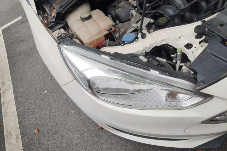 Used Ford Focus 2017 Sedan 1.6L Automatic Comfort Plus SmartDrive Edition Right Front Headlight