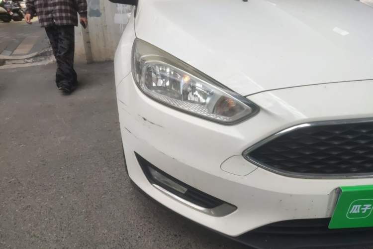 Used Ford Focus 2017 Hatchback EcoBoost 125 Automatic - Ultra-Powerful Style Edition with Smart Drive Features Right Front Headlight