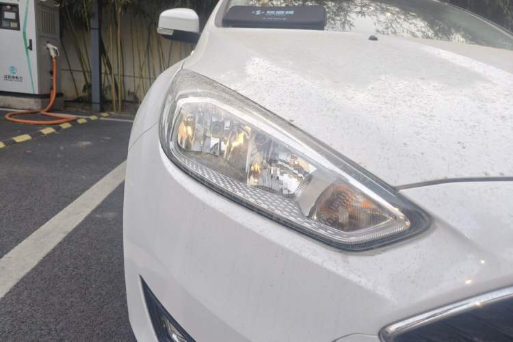Used Ford Focus 2017 Hatchback EcoBoost 180 Automatic Elite Model Right Front Headlight