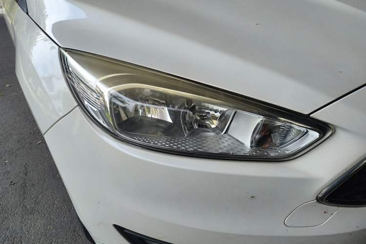 Used Ford Focus 2017 Hatchback 1.6L Automatic Comfort Plus SmartDrive Edition Right Front Headlight
