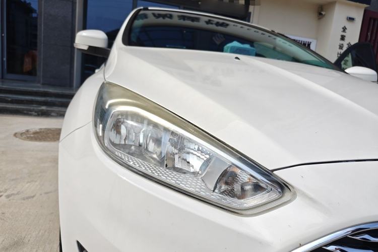 Used Ford Focus 2017 Sedan 1.6L Manual Comfort Plus SmartDrive Edition Right Front Headlight