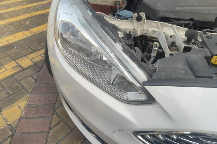 Used Ford Focus 2017 Sedan EcoBoost 180 Automatic Elite Model Right Front Headlight