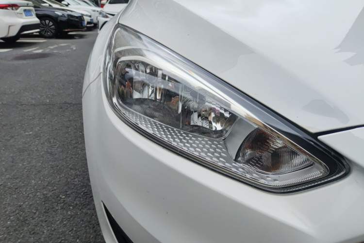 Used Ford Focus 2017 Hatchback 1.6L Automatic Comfort Plus SmartDrive Edition Right Front Headlight
