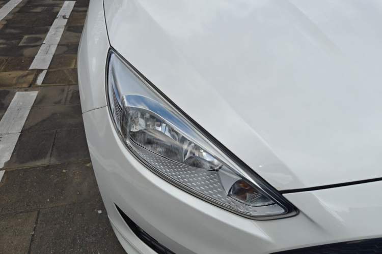 Used Ford Focus 2017 Hatchback EcoBoost 125 Automatic - Ultra-Powerful Style Edition with Smart Drive Features Right Front Headlight