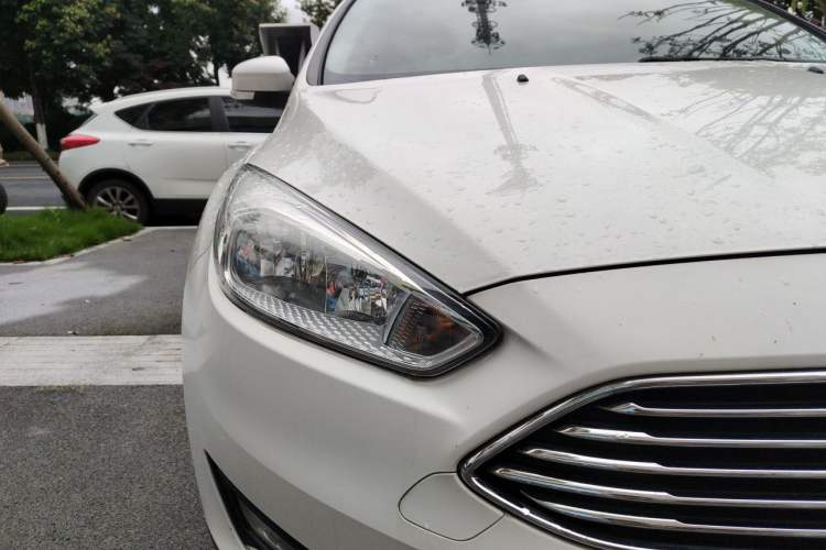 Used Ford Focus 2017 Sedan EcoBoost 180 Automatic Elite Model Right Front Headlight