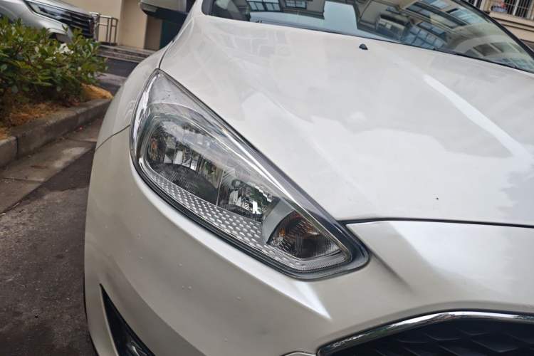 Used Ford Focus 2017 Hatchback EcoBoost 125 Automatic - Ultra-Powerful Style Edition with Smart Drive Features Right Front Headlight