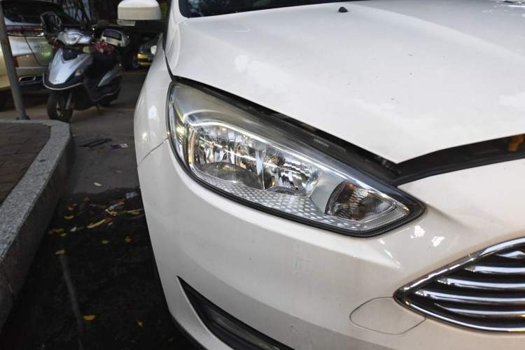 Used Ford Focus 2017 Sedan 1.6L Automatic Comfort Plus SmartDrive Edition Right Front Headlight