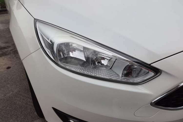 Used Ford Focus 2017 Hatchback 1.6L Manual Comfort Plus SmartDrive Edition Right Front Headlight
