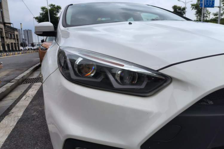 Used Ford Focus 2017 Hatchback 1.6L Automatic Comfort Plus SmartDrive Edition Right Front Headlight
