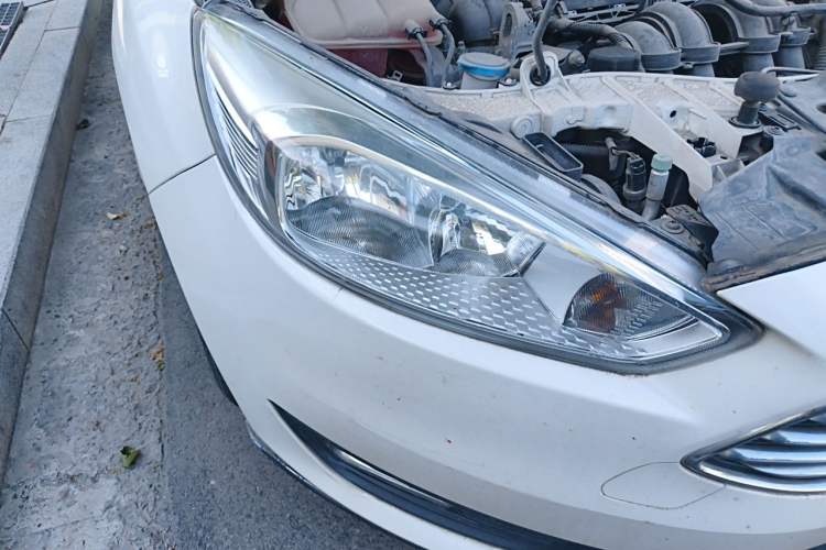 Used Ford Focus 2017 Sedan 1.6L Manual Comfort Plus SmartDrive Edition Right Front Headlight